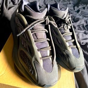 Mens Yeezy 700s size 10